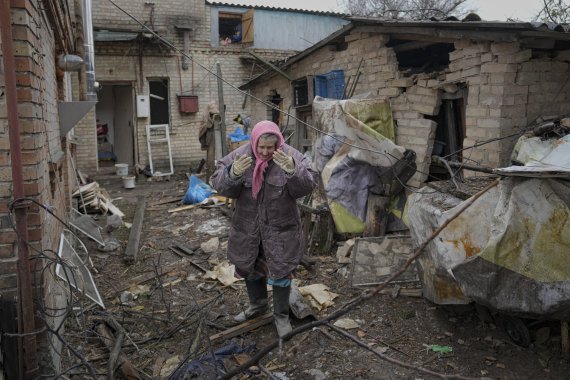 [키이우=AP/뉴시스] 2일(현지시간) 우크라이나 수도 키이우 외곽의 고렌카에서 한 여성이 러시아의 공습으로 파손된 집 뒤뜰을 둘러보며 눈물을 흘리고 있다. 2022.03.03.