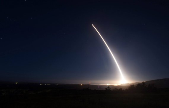 【반덴버그공군기지(미 캘리포니아주)=AP/뉴시스】미국이 25일(현지시간) 미뉴트맨 3 미사일 발사 시험을 했다. 미국은 이번 시험이 북한 등 적대국가들에 미국이 필요할 경우 핵무기를 사용할 준비가 돼 있다는 메시지를 전달할 것이라고 말했다. 사진은 미 공군이 지난 20일 배포한 미뉴트맨 미사일 발사 자료 사진. 2016.2.26