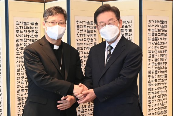 [서울=뉴시스] 국회사진기자단 = 이재명 더불어민주당 대선 후보가 3일 서울 중구 서울대교구청에서 정순택 베드로 천주교 서울대교구장을 예방하고 있다. 2022.03.03. photo@newsis.com