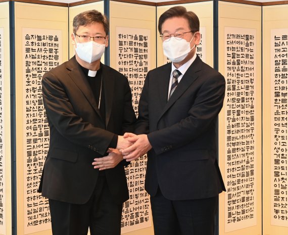 [서울=뉴시스] 국회사진기자단 = 이재명 더불어민주당 대선 후보가 3일 서울 중구 서울대교구청에서 정순택 베드로 천주교 서울대교구장을 예방하고 있다. 2022.03.03. photo@newsis.com