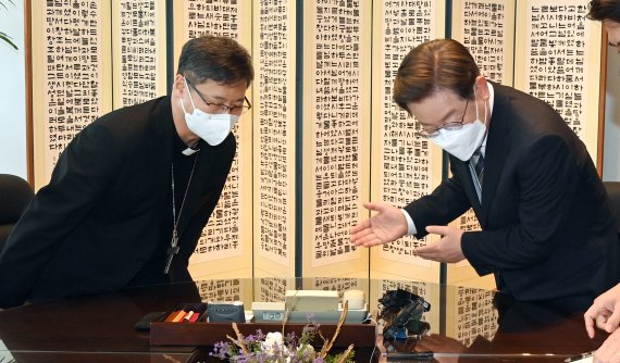 [서울=뉴시스] 국회사진기자단 = 이재명 더불어민주당 대선 후보가 3일 서울 중구 서울대교구청에서 정순택 베드로 천주교 서울대교구장을 예방하고 있다. 2022.03.03. photo@newsis.com