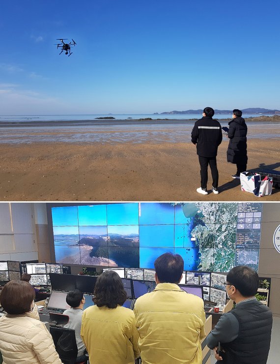 지난 2일 남면 몽산리 해안에서 드론을 활용해 해양쓰레기를 조사하는 모습(위). 같은날 태안군청 내 CCTV 관제센터에서 드론 실시간 영상을 확인하는 모습. © 뉴스1