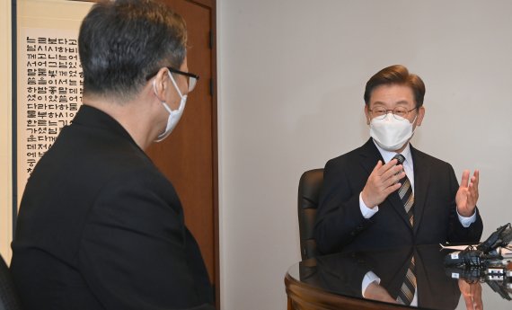 [서울=뉴시스] 국회사진기자단 = 이재명 더불어민주당 대선 후보가 3일 서울 중구 서울대교구청에서 정순택 베드로 천주교 서울대교구장을 예방하고 있다. 2022.03.03. photo@newsis.com