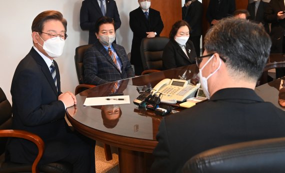 [서울=뉴시스] 국회사진기자단 = 이재명 더불어민주당 대선 후보가 3일 서울 중구 서울대교구청에서 정순택 베드로 천주교 서울대교구장을 예방하고 있다. 2022.03.03. photo@newsis.com