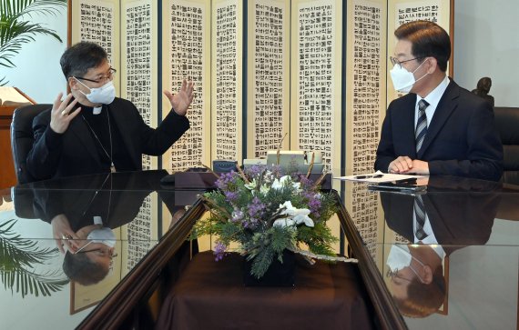 [서울=뉴시스] 국회사진기자단 = 이재명 더불어민주당 대선 후보가 3일 서울 중구 서울대교구청에서 정순택 베드로 천주교 서울대교구장을 예방하고 있다. 2022.03.03. photo@newsis.com