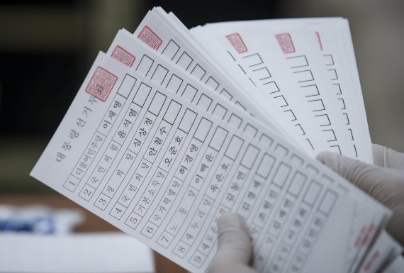 [서울=뉴시스] 정병혁 기자 = 제20대 대통령선거를 일주일 앞둔 2일 오전 서울 동대문구선거관리위원회에서 관계자들이 투표용지를 검수하고 있다. 2022.03.02. jhope@newsis.com