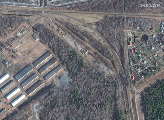 [브레스트=AP/뉴시스] 막사 테크놀로지가 제공한 위성 사진에 지난달 24일(현지시간) 벨라루스 브레스트 인근 철로에 군 장비가 집결해 있다. 2022.03.03.