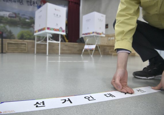 제20대 대통령선거 사전투표를 하루 앞둔 3일 전북 장수군 장수읍 사전투표소인 장수군청 군민회관에서 직원들이 투표소를 설치하고 있다. (장수군 제공) 2022.3.3/뉴스1