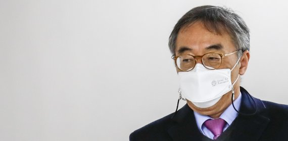 사법농단 혐의로 재판을 받고 있는 임종헌 전 법원행정차장이 지난 3일 오후 서울 서초구 서울중앙지방법원에서 열린 6차 공판 준비기일에 출석하고 있다. /사진=뉴시스