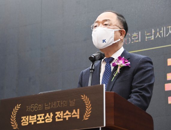 [세종=뉴시스] 홍남기 경제부총리 겸 기획재정부 장관이 3일 서울 은행회관에서 열린 56회 납세자의 날 전수식에서 축사를 하고 있다. (사진=기재부 제공) *재판매 및 DB 금지