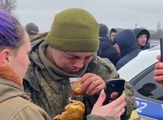 항복한 러시아 군사가 우크라이나 지역 주민에게 빵과 차를 대접받고 가족과 영상통화를 하던 중 눈물을 흘리고 있다. (출처 : 트위터 갈무리) 2022.03.03. *재판매 및 DB 금지 /사진=뉴시스