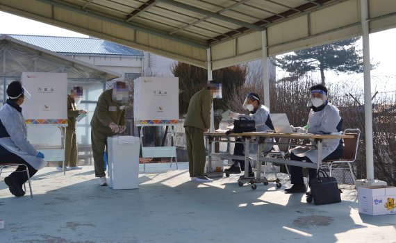 [춘천=뉴시스] 김경목 기자 = 수용자들이 3일 강원 춘천시 춘천교도소 임시 투표소에서 제20대 대통령선거 거소투표에 참여해 소중한 참정권 행사를 하고 있다. (사진=춘천교도소 제공) 2022.03.03. photo@newsis.com *재판매 및 DB 금지