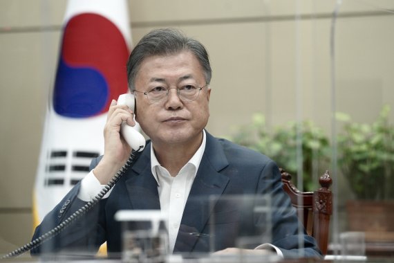 (서울=뉴스1) = 문재인 대통령이 3일 오후 청와대 여민관 소회의실에서 볼로디미르 젤렌스키 우크라이나 대통령과 통화하고 있다.(청와대 제공) 2022.3.3/뉴스1 /사진=뉴스1화상