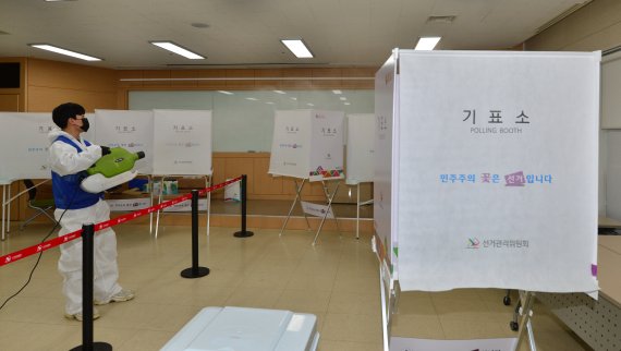 제 20대 대통령선거 사전투표일을 하루 앞둔 3일 경북 포항시청 시의회 지하 1층에 마련된 남구 대이동 사전투표소에서 관계자들이 방역 작업을 하고 있다. 2022.3.3/뉴스1 © News1 최창호 기자