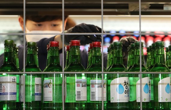사진은 서울의 한 대형마트에 진열된 소주. /뉴스1 © News1 이성철 기자