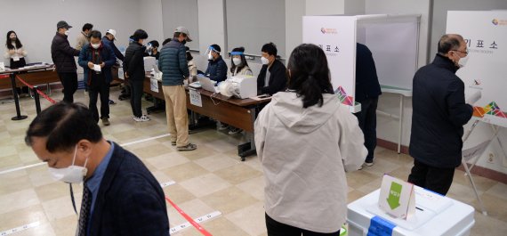 [전주=뉴시스] 김얼 기자 = 제20대 대통령 선거 사전투표 첫날인 4일 새벽 전북 전주시 완산구 서신동 주민센터 사전투표소에서 사전투표 시작 시간에 맞춰 투표를 하기 위해 몰린 유권자들로 장내가 북적이고 있다. 2022.03.04. pmkeul@nwsis.com