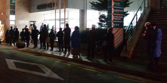 [전주=뉴시스] 김얼 기자 = 제20대 대통령 선거 사전투표 첫날인 4일 새벽 전북 전주시 완산구 서신동 주민센터 사전투표소에서 사전투표 시작 시간에 맞춰 투표를 하기 위해 몰린 유권자들로 장내가 북적이고 있다. 2022.03.04. pmkeul@nwsis.com