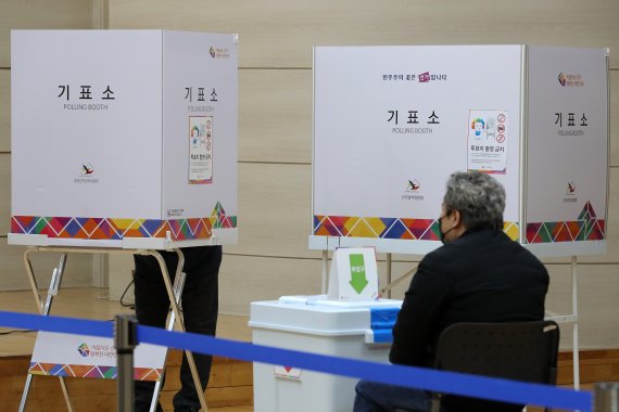 [서울=뉴시스] 백동현 기자 = 제20대 대통령선거 사전투표가 시작된 4일 오전 서울 서초구 반포1동 주민센터에 마련된 사전투표소에서 한 시민이 기표소에서 투표하고 있다. 2022.03.04. livertrent@newsis.com