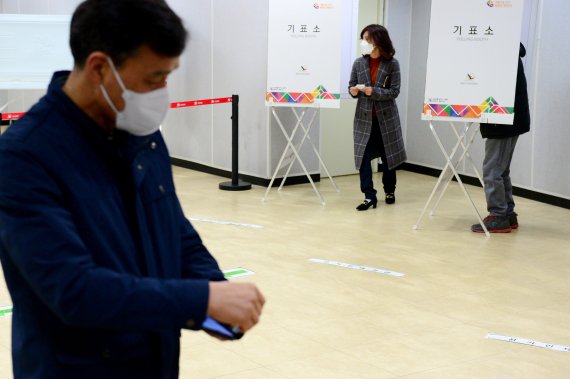 [남해=뉴시스] 차용현 기자 = 제20대 대통령선거 사전투표 첫날인 4일 오전 경남 남해군 남해화전도서관에 마련된 사전투표소에서 주민들이 소중한 한 표를 행사하고 있다. 2022.03.04. con@newsis.com