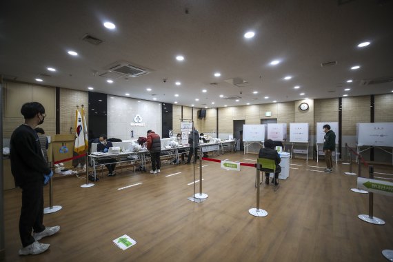 [서울=뉴시스] 정병혁 기자 = 제20대 대통령선거 사전투표가 시작된 4일 오전 서울 중랑구 MG새마을금고 용마점에 설치된 사전투표소를 찾은 시민들이 투표를 하고 있다. 2022.03.04. jhope@newsis.com