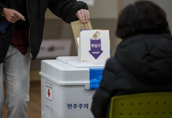 [서울=뉴시스] 정병혁 기자 = 제20대 대통령선거 사전투표가 시작된 4일 오전 서울 중랑구 MG새마을금고 용마점에 설치된 사전투표소를 찾은 시민들이 투표를 하고 있다. 2022.03.04. jhope@newsis.com