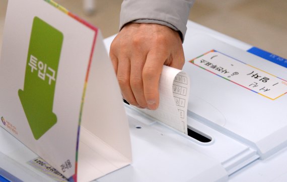 [전주=뉴시스] 김얼 기자 = 제20대 대통령 선거 사전투표 첫날인 4일 새벽 전북 전주시 완산구 서신동 주민센터 사전투표소에서 한 유권자가 투표함에 투표용지를 넣고 있다. 2022.03.04. pmkeul@nwsis.com