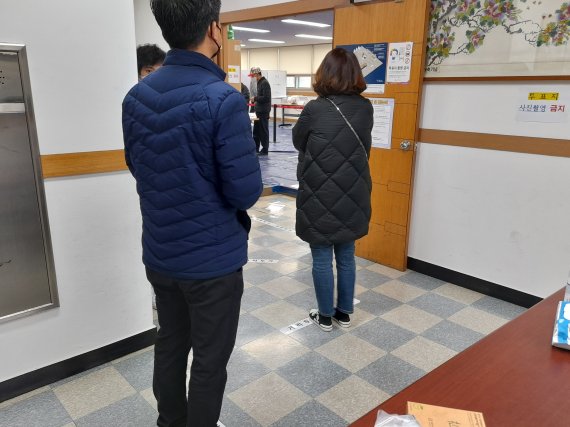 [전주=뉴시스] 한훈 기자 = 4일 오전 전북 전주시 완산구 화산천변로의 중화산2동주민센터 2층 다목적실에 마련된 '제20대 대통령선거 중화산2 사전투표소'의 열기는 출근 시간에 가까워질수록 뜨거워졌다.2022.03.04. photo@newsis.com *재판매 및 DB 금지