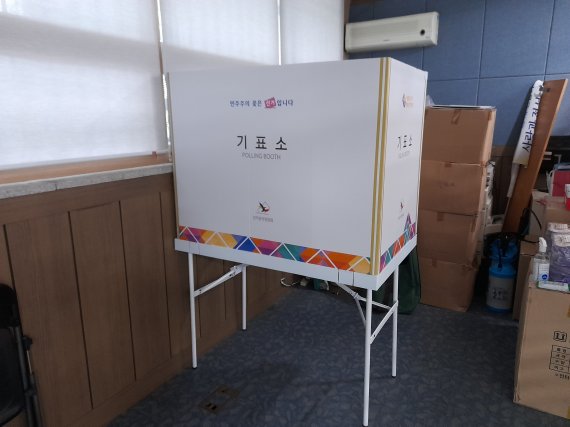 [전주=뉴시스] 한훈 기자 = 4일 오전 전북 전주시 완산구 화산천변로의 중화산2동주민센터 2층 다목적실에 마련된 '제20대 대통령선거 중화산2 사전투표소'의 열기는 출근 시간에 가까워질수록 뜨거워졌다. 사진은 장애인을 위해 마련된 별도의 사전투표소.2022.03.04. photo@newsis.com *재판매 및 DB 금지