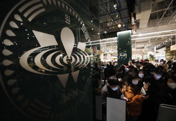 가수 박재범(Jay Park)이 론칭한 프리미엄 증류식 소주 브랜드 원소주(WONSOJU) 팝업 스토어 오픈 행사가 25일 오전 서울 영등포구 더현대서울에서 열린 가운데 시민들이 원소주를 사기 위해 줄을 서 있다. 2022.2.25/뉴스1 © News1 권현진 기자