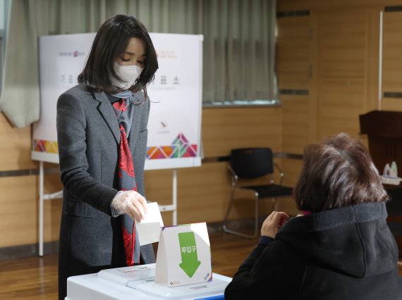 김건희, 자택인근서 사전투표..'빨간 양말·스카프' 주목