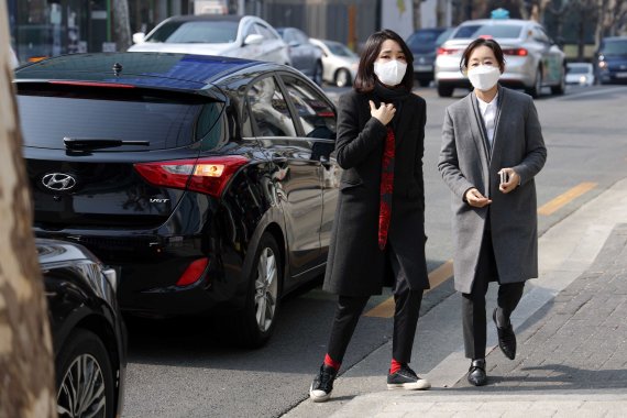 윤석열 국민의힘 대선 후보의 배우자인 김건희씨가 4일 오전 서울 서초1동 주민센터에 마련된 제20대 대통령선거 사전투표소로 향하고 있다.<div id='ad_body3' class='mbad_bottom' ></div> 2022.3.4/뉴스1 © News1 이재명 기자 /사진=뉴스1