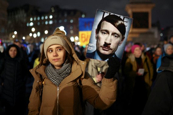 블라디미르 푸틴 러시아 대통령을 독재자 아돌프 히틀러로 묘사한 팻말을 든 여성이 4일(현지시간) 런던 광장에서 반전 시위에 동참하고 있다. 로이터뉴스1