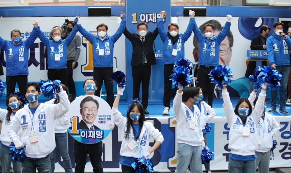 이재명 더불어민주당 대선 후보가 20대 대선 사전투표가 시작된 4일 오후 강원 춘천시 브라운5번가 앞에서 열린 '새로운 춘천 시대, 이재명은 합니다!' 춘천 집중유세에서 시민과 지지자들에게 인사하고 있다. 2022.3.4/뉴스1 © News1 오대일 기자