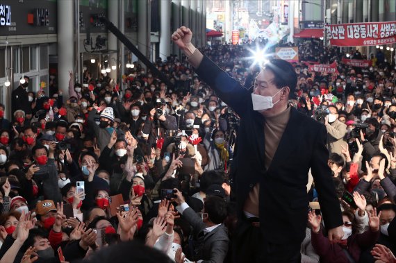 윤석열 국민의힘 대선 후보가 4일 오후 경북 경산시 경산공설시장에서 열린 '삼성현의 고장 경산의 미래는 투표로 지켜주세요' 유세에서 지지를 호소하고 있다. 2022.3.4/뉴스1 © News1 구윤성 기자