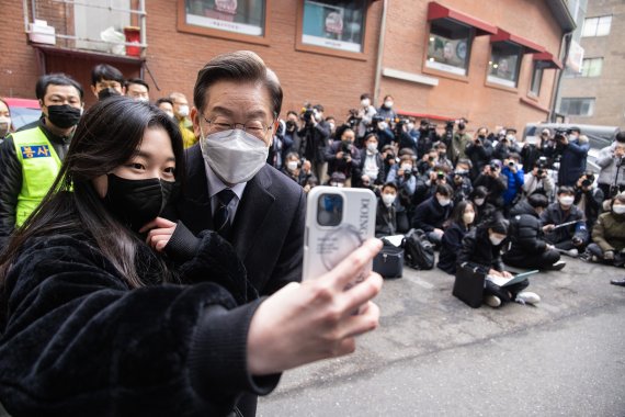 제20대 대통령선거 사전투표가 시작된 4일 서울 중구 소공동주민센터에 마련된 투표소에서 이재명 더불어민주당 대선후보가 사전투표를 마친 뒤 시민들과 셀카를 찍고 있다. 2022.3.4/뉴스1 © News1 이동해 기자