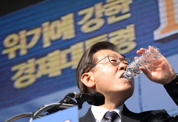 이재명 더불어민주당 대선 후보가 20대 대선 사전투표가 시작된 4일 오후 강원 홍천군 꽃뫼공원 앞에서 열린 '태백산맥은 이재명이다!' 홍천 유세에서 연설을 마친 후 목을 축이고 있다. 2022.3.4/뉴스1 © News1 오대일 기자