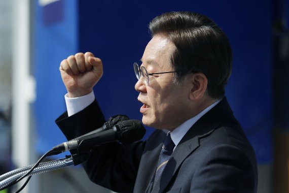 이재명 더불어민주당 대선 후보가 4일 강원 홍천 꽃뫼공원 앞에서 '태백산맥은 이재명이다!' 유세를 열고 지지를 호소하고 있다. 2022.3.4/뉴스1 © News1 오대일 기자