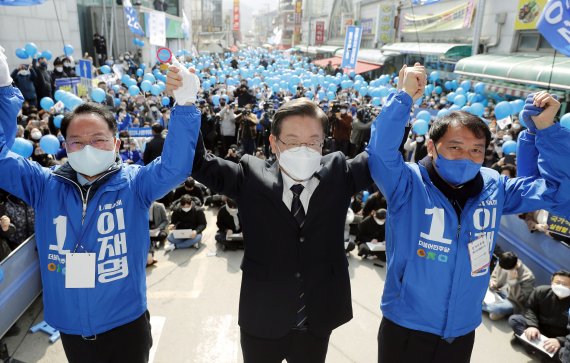 이재명 더불어민주당 대선 후보가 4일 강원 홍천 꽃뫼공원 앞에서 '태백산맥은 이재명이다!' 유세를 열고 지지를 호소하고 있다. 2022.3.4/뉴스1 © News1 오대일 기자