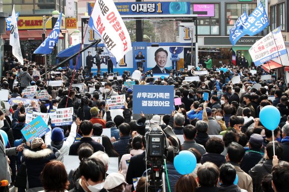이재명 더불어민주당 대선 후보가 20대 대선 사전투표가 시작된 4일 오후 강원 춘천시 브라운5번가 앞에서 열린 '새로운 춘천 시대, 이재명은 합니다!' 춘천 집중유세에서 지지를 호소하고 있다. 2022.3.4/뉴스1 © News1 오대일 기자