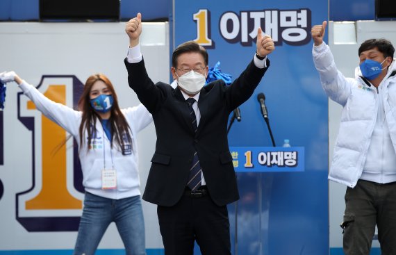 이재명 더불어민주당 대선 후보가 20대 대선 사전투표가 시작된 4일 오후 강원 춘천시 브라운5번가 앞에서 열린 '새로운 춘천 시대, 이재명은 합니다!' 춘천 집중유세에서 시민과 지지자들에게 인사하고 있다. 2022.3.4/뉴스1 © News1 오대일 기자