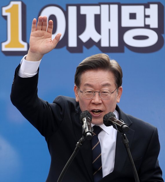 이재명 더불어민주당 대선 후보가 20대 대선 사전투표가 시작된 4일 오후 강원 춘천시 브라운5번가 앞에서 열린 '새로운 춘천 시대, 이재명은 합니다!' 춘천 집중유세에서 시민과 지지자들에게 인사하고 있다. 2022.3.4/뉴스1 © News1 오대일 기자