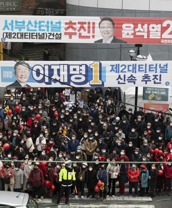 4일 오전 부산 사하구 괴정역 인근 거리에서 열린 윤석열 국민의힘 대선 후보의 사하구 유세 현장에 대선 현수막이 걸려 있다. 2022.3.4/뉴스1 © News1 구윤성 기자