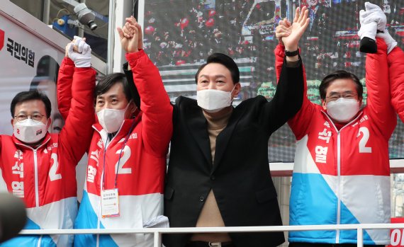 윤석열 국민의힘 대선 후보가 4일 오전 부산 사하구 괴정역 인근 거리에서 열린 유세에서 지지를 호소하고 있다. 2022.3.4/뉴스1 © News1 구윤성 기자