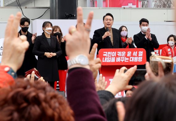 윤석열 국민의힘 대선후보가 4일 오전 부산 사상구 이마트 앞에서 열린 유세에서 유권자들에게 지지를 호소하고 있다. 2022.3.4/뉴스1 © News1 구윤성 기자