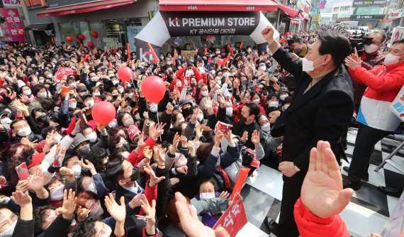 윤석열 국민의힘 대선 후보가 4일 오전 부산 북구 구포시장 인근에서 열린 유세에서 지지를 호소하고 있다. 2022.3.4/뉴스1 © News1 구윤성 기자