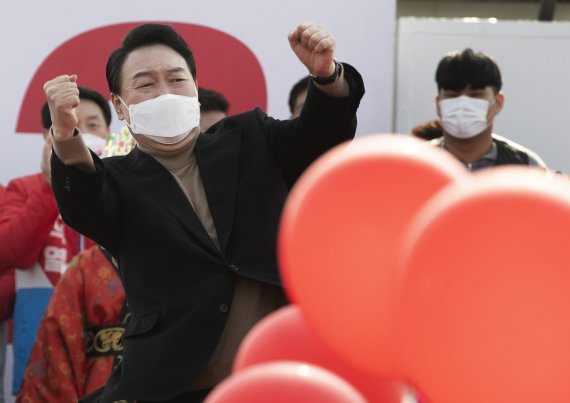 윤석열 국민의힘 대선 후보가 4일 오후 경북 경주시 봉황대광장에서 열린 유세에서 지지를 호소하고 있다. 2022.3.4/뉴스1 © News1 구윤성 기자