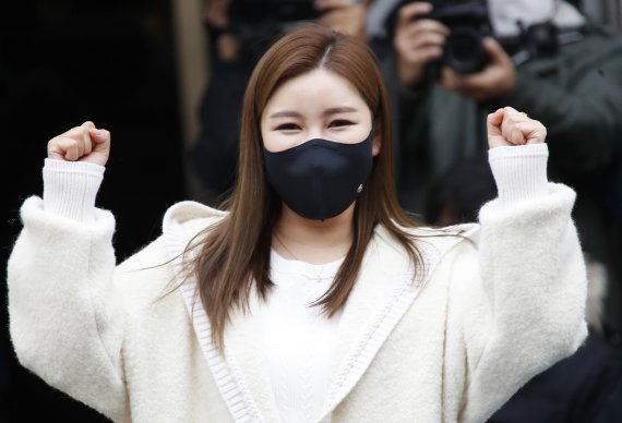 가수 송가인이 20대 대통령선거 사전투표 첫날인 4일 서울 강남구 청담사전투표소에서 투표를 하기위해 들어서며 인사를 하고 있다. 2022.3.4/뉴스1 © News1 권현진 기자