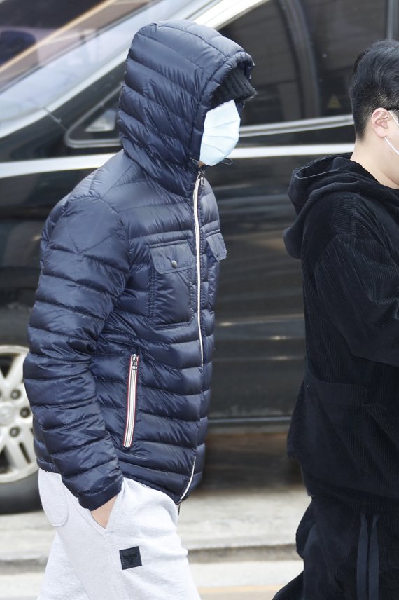 가수 정용화가 20대 대통령선거 사전투표 첫날인 4일 오전 서울 강남구 청담동 사전투표소로 들어서고 있다. 2022.3.4/뉴스1 © News1 권현진 기자