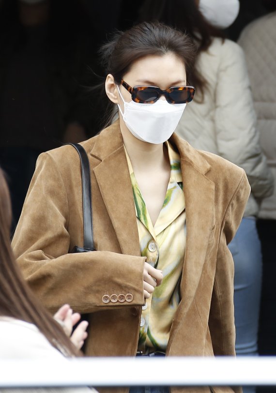 위키미키 기도연이 20대 대통령선거 사전투표 첫날인 4일 오전 서울 강남구 청담사전투표소로 들어서고 있다. 2022.3.4/뉴스1 © News1 권현진 기자