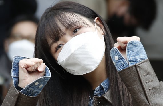 가수 류수정이 20대 대통령선거 사전투표 첫날인 4일 서울 강남구 청담사전투표소에서 들어서며 인사를 하고 있다. 2022.3.4/뉴스1 © News1 권현진 기자